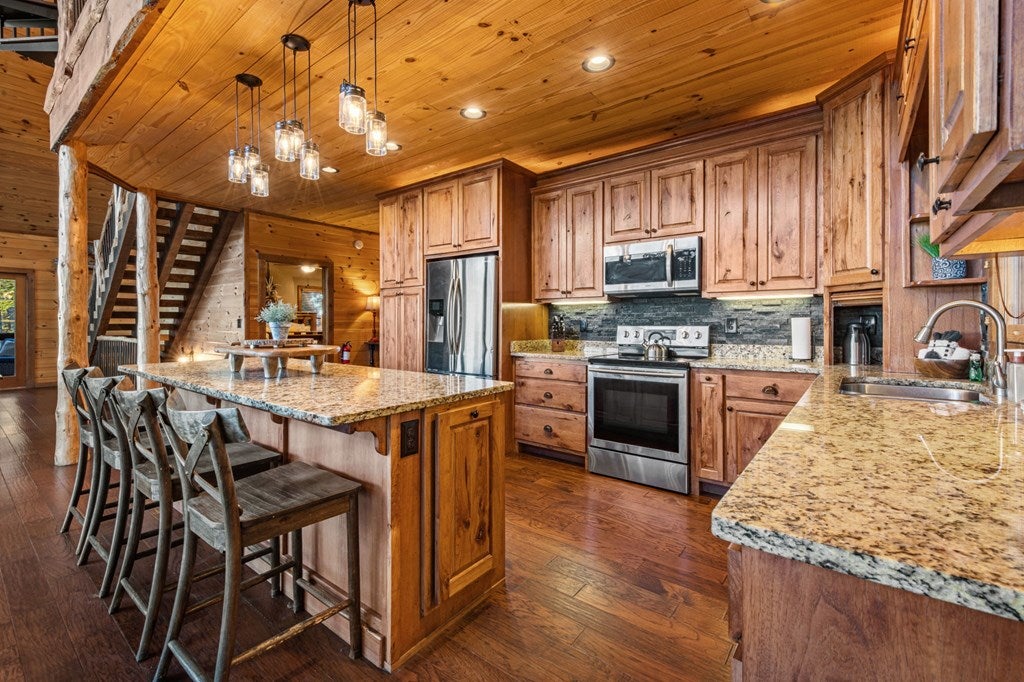 Blue Ridge, Georgia, 30513, United States, 4 Bedrooms Bedrooms, ,3 BathroomsBathrooms,Residential,Active,2041540