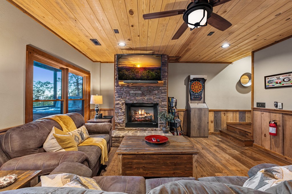 Blue Ridge, Georgia, 30513, United States, 4 Bedrooms Bedrooms, ,3 BathroomsBathrooms,Residential,Active,2041540