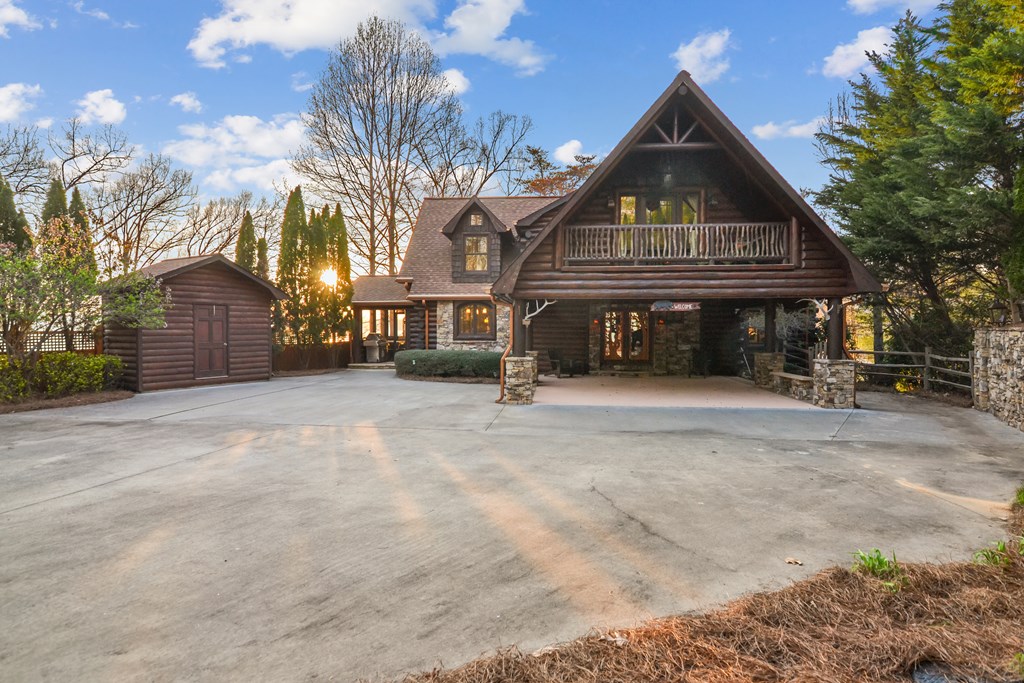 686 Lake Drive N