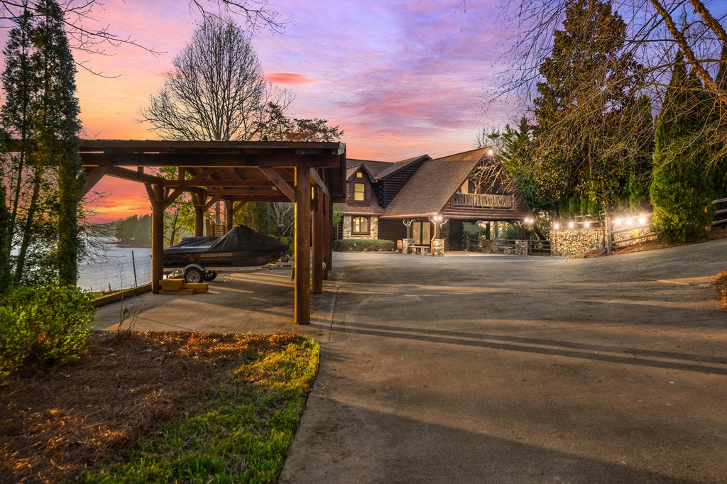 686 Lake Drive N