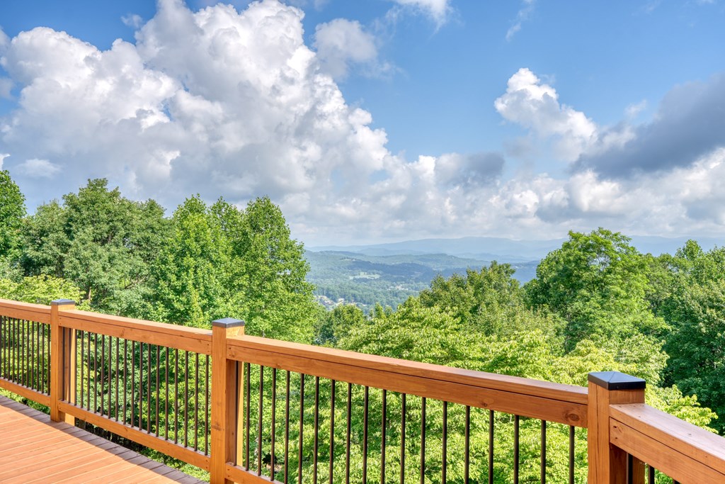 880 Locust Trail