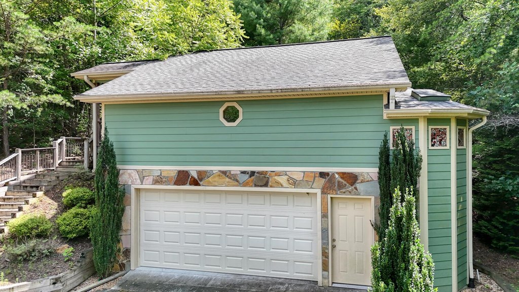 1048 Hawks Claw Road