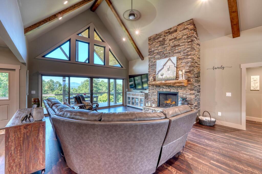 921 Ridge Pointe Way
