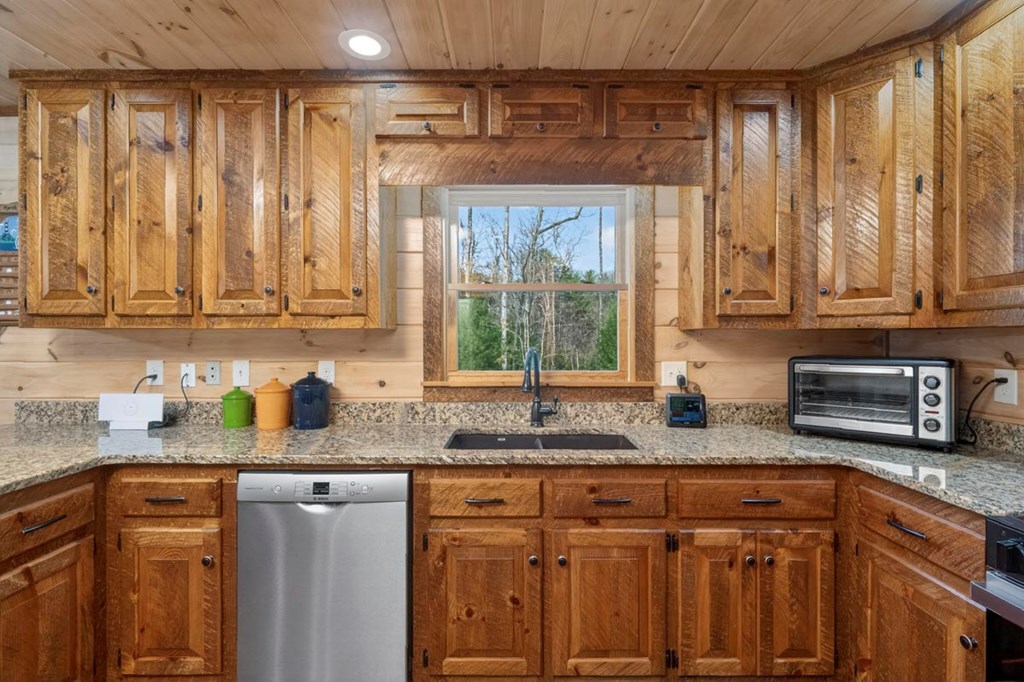 Morganton, Georgia, 30560, United States, 3 Bedrooms Bedrooms, ,3 BathroomsBathrooms,Residential,Active,2031744