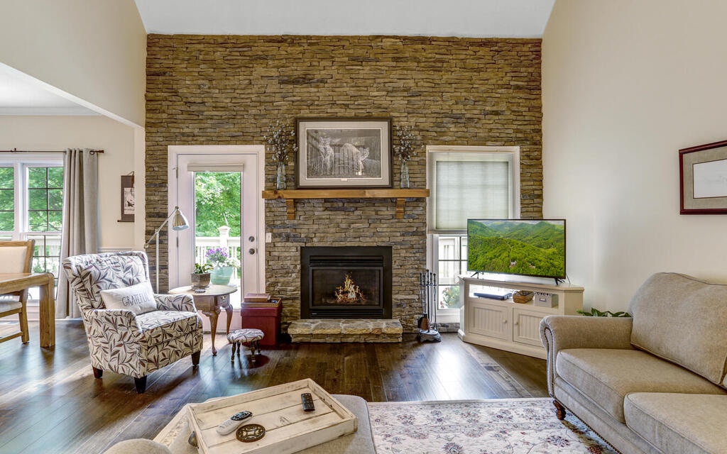 115 Country Club View