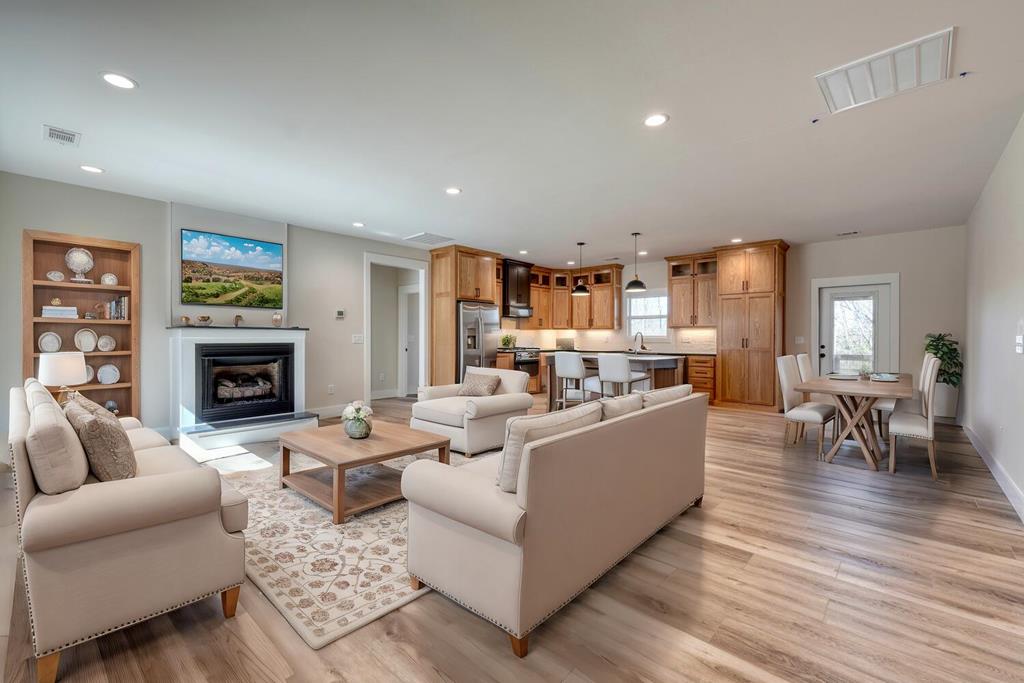 137 Oxford Trail