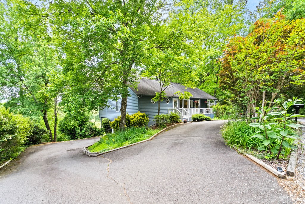5686 Pine Crest Road