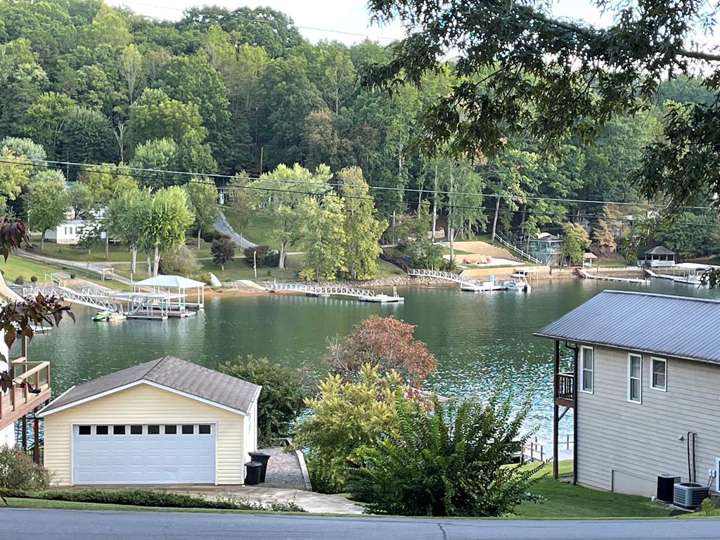 1304 Chatuge Village Circle