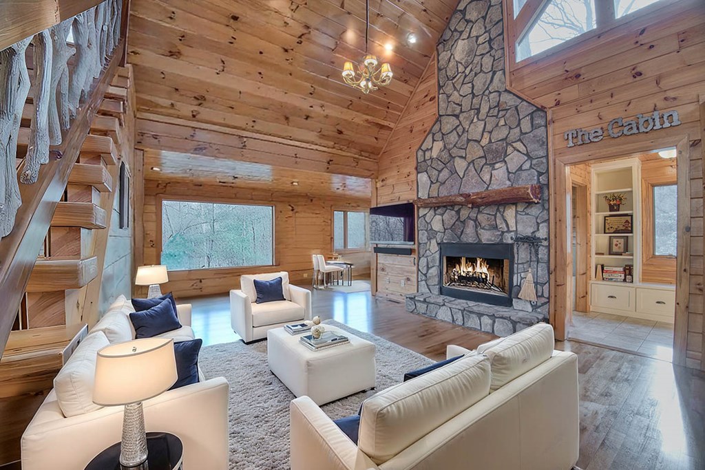 112 N Hiawatha Trail