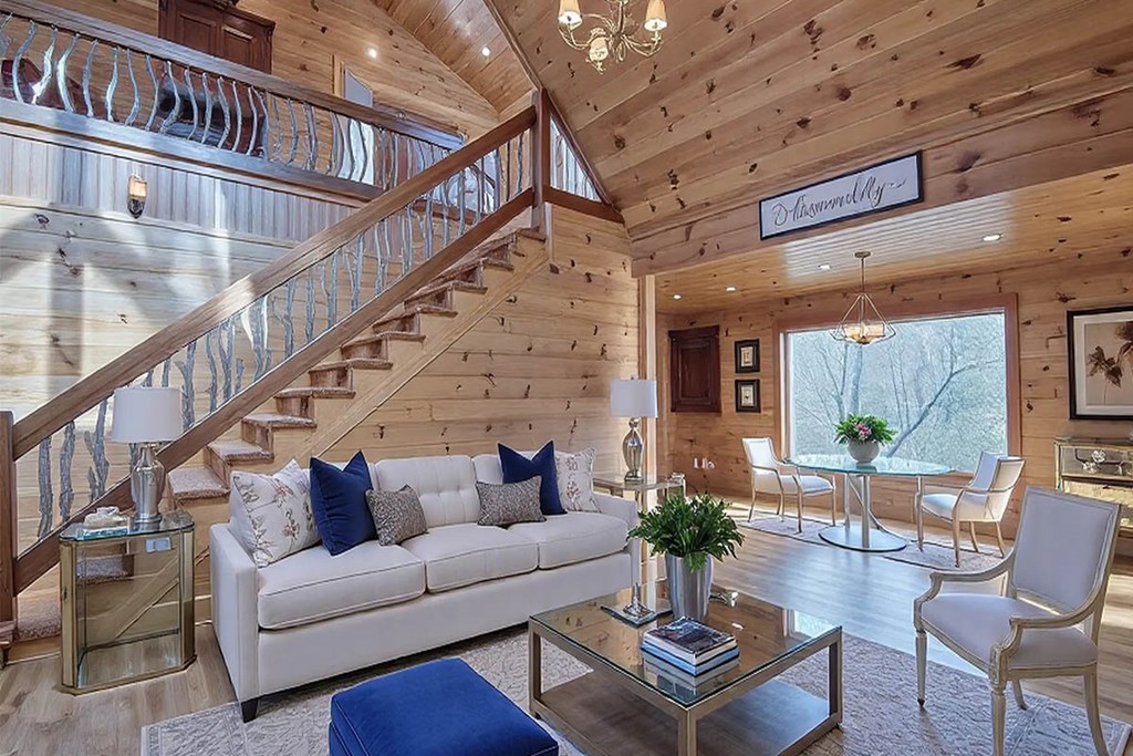 112 N Hiawatha Trail