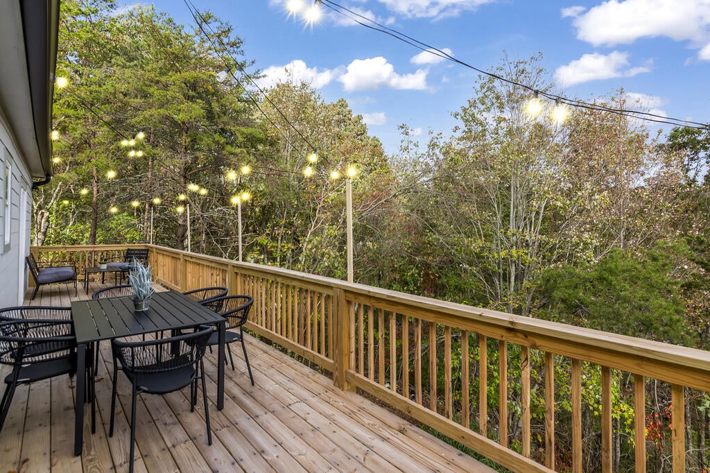 587 Oak Trace East