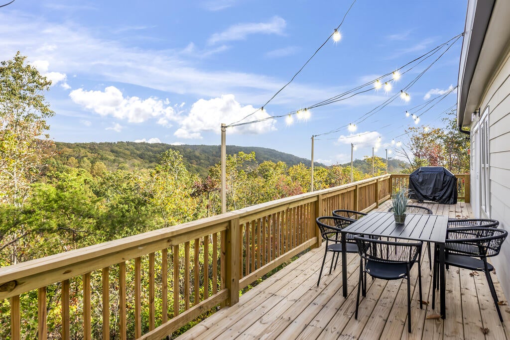 587 Oak Trace East