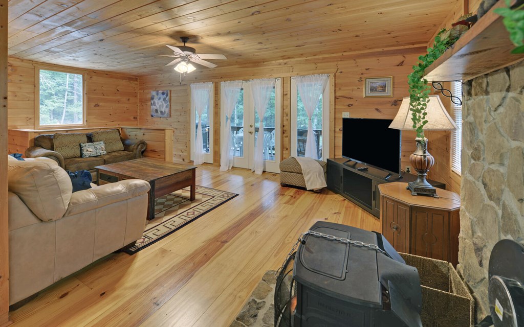 1055 Wolfpen Trail