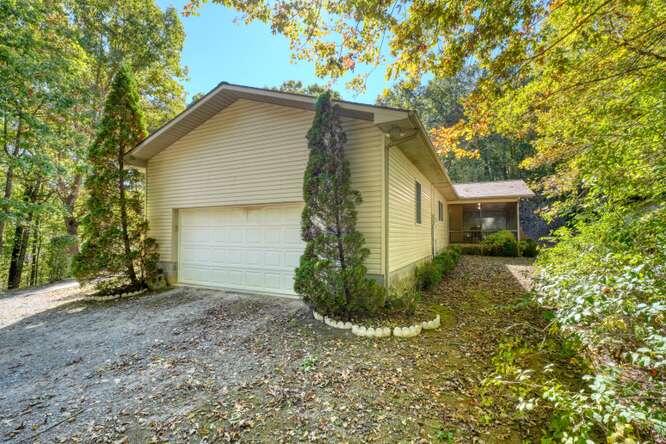 1098 Hollybrook Drive