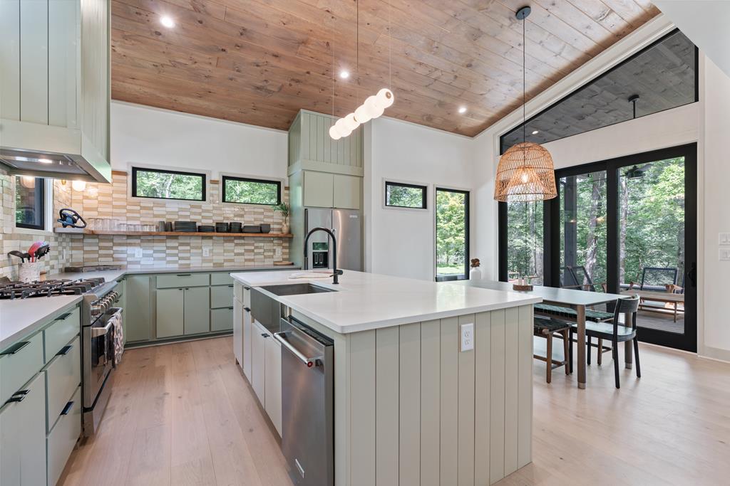 Ellijay, Georgia, 30540, United States, 4 Bedrooms Bedrooms, ,3 BathroomsBathrooms,Residential,Active,2017489