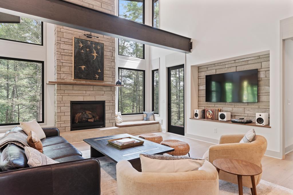 Ellijay, Georgia, 30540, United States, 4 Bedrooms Bedrooms, ,3 BathroomsBathrooms,Residential,Active,2017489