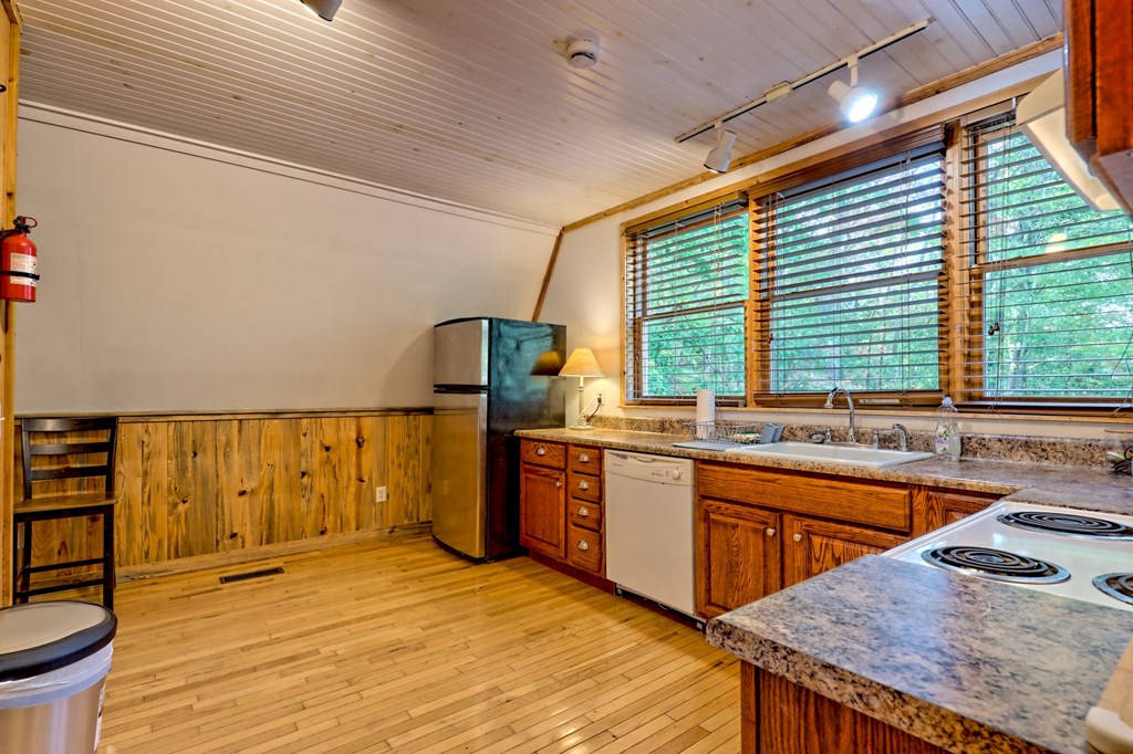 Warne, North Carolina, 28909, United States, 5 Bedrooms Bedrooms, ,6 BathroomsBathrooms,Residential,Active,1968121