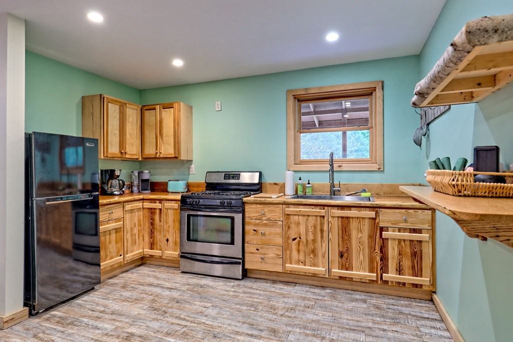 Warne, North Carolina, 28909, United States, 5 Bedrooms Bedrooms, ,6 BathroomsBathrooms,Residential,Active,1968121