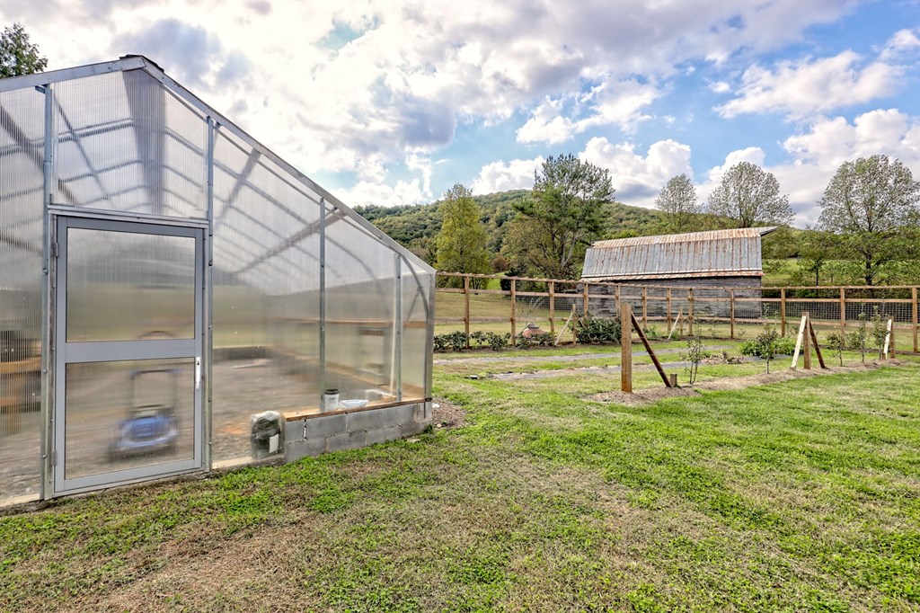 Warne, North Carolina, 28909, United States, 5 Bedrooms Bedrooms, ,6 BathroomsBathrooms,Residential,Active,1968121