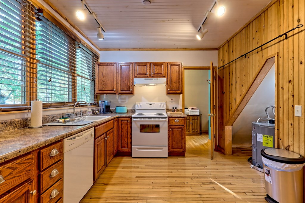Warne, North Carolina, 28909, United States, 5 Bedrooms Bedrooms, ,6 BathroomsBathrooms,Residential,Active,1968121