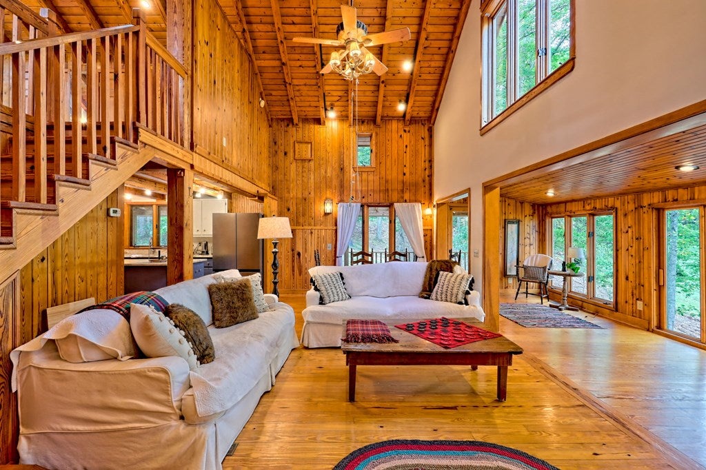 Warne, North Carolina, 28909, United States, 5 Bedrooms Bedrooms, ,6 BathroomsBathrooms,Residential,Active,1968121