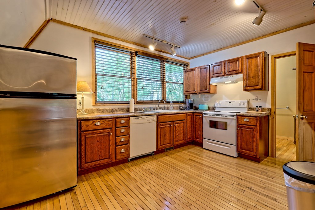 Warne, North Carolina, 28909, United States, 5 Bedrooms Bedrooms, ,6 BathroomsBathrooms,Residential,Active,1968121