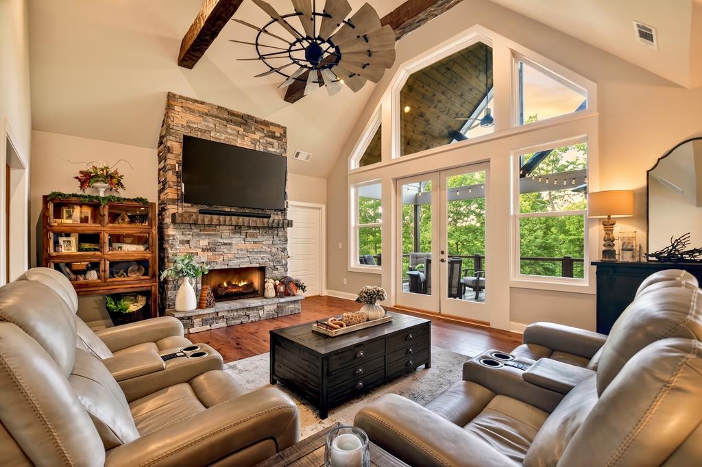912 Lazy River Lane