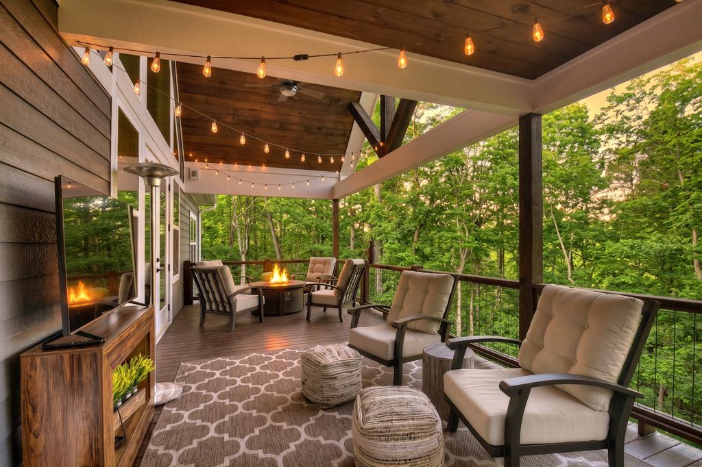 912 Lazy River Lane