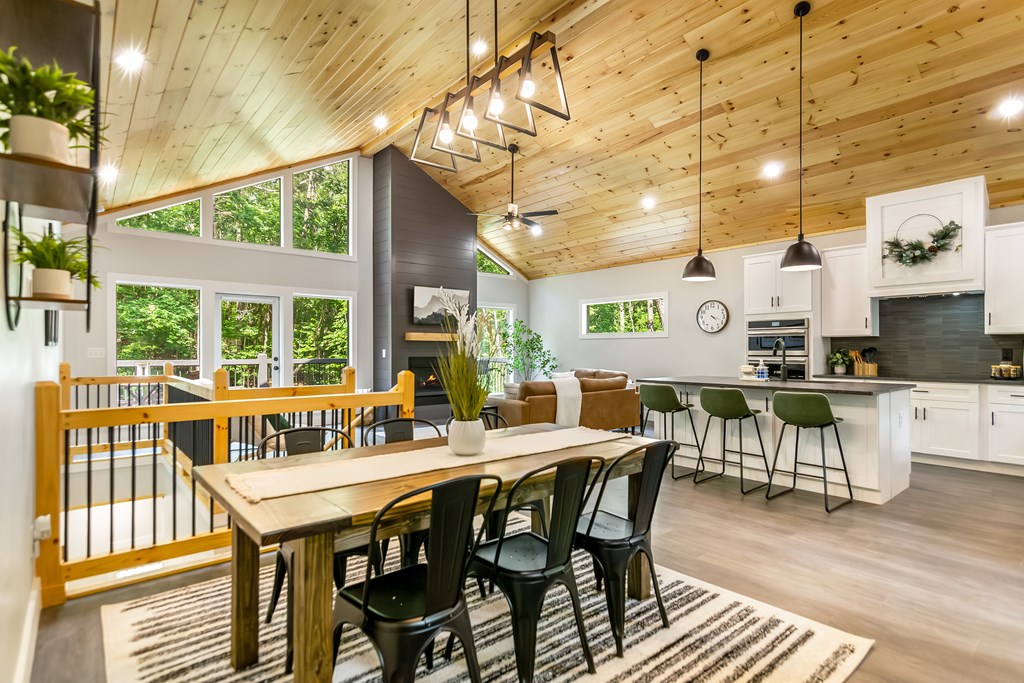 560 Eagle Mountain Drive W