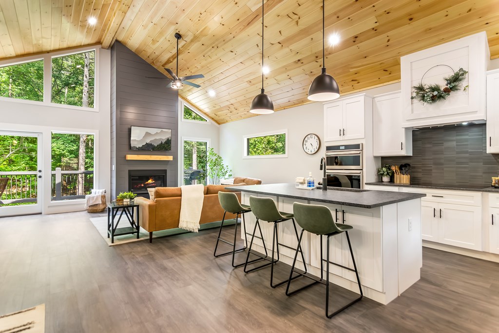 560 Eagle Mountain Drive W