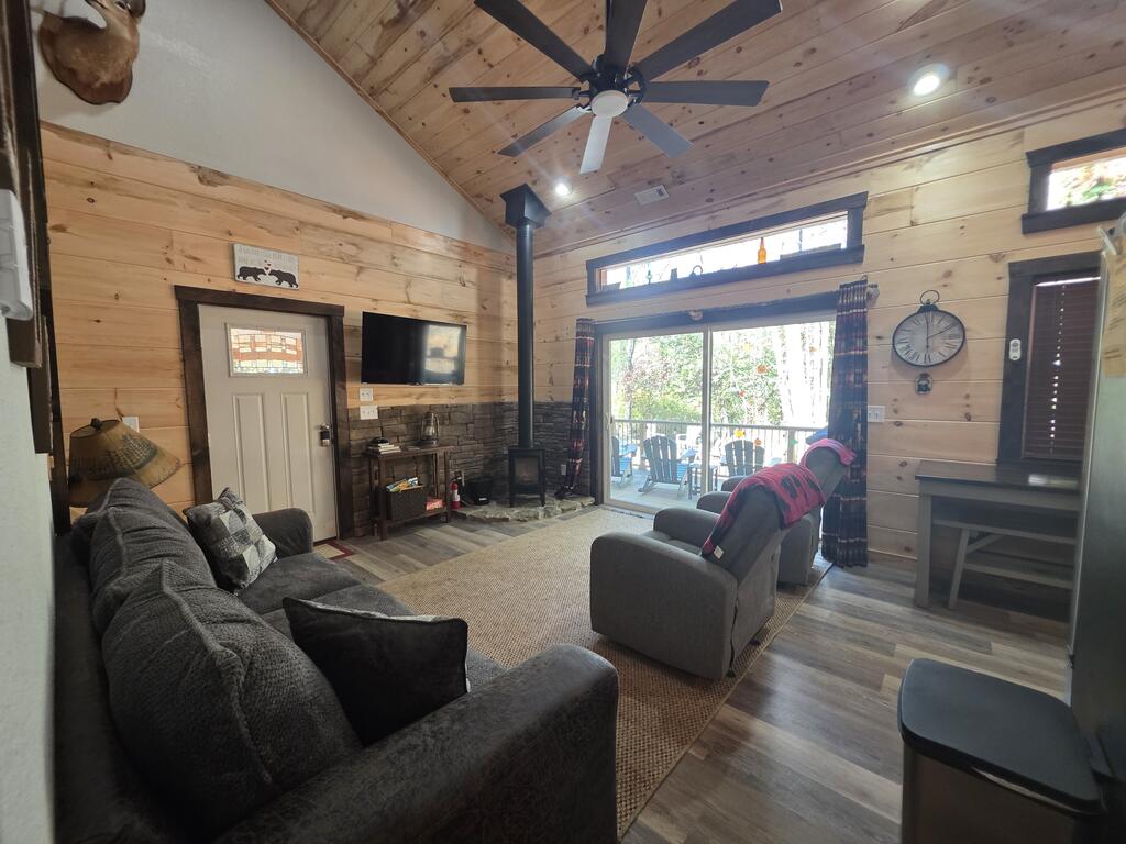 690 Hiwassee Creek Est