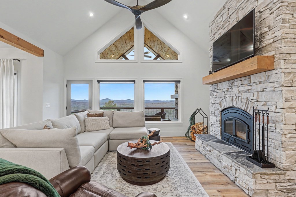 Blairsville, Georgia, 30512, United States, 4 Bedrooms Bedrooms, ,5 BathroomsBathrooms,Residential,Active,2019440
