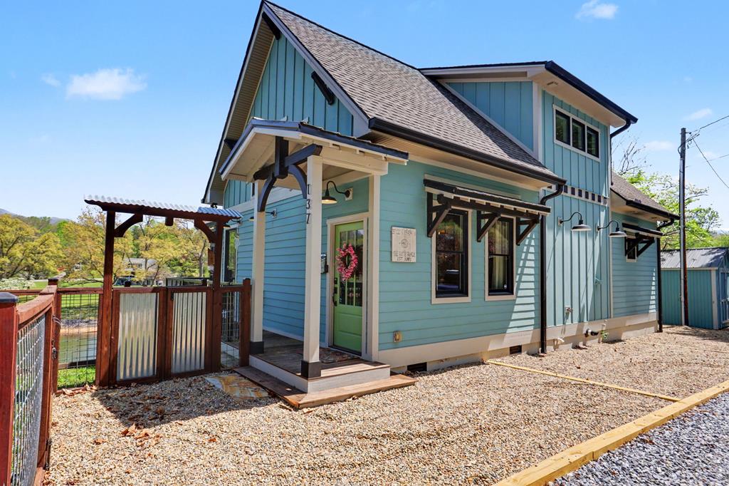 Hayesville, North Carolina, 28904, United States, 3 Bedrooms Bedrooms, ,4 BathroomsBathrooms,Residential,Active,2038145