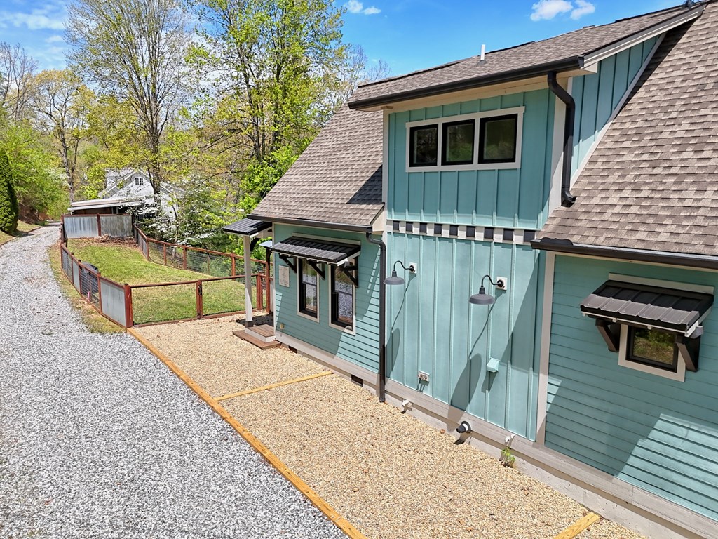 Hayesville, North Carolina, 28904, United States, 3 Bedrooms Bedrooms, ,4 BathroomsBathrooms,Residential,Active,2038145