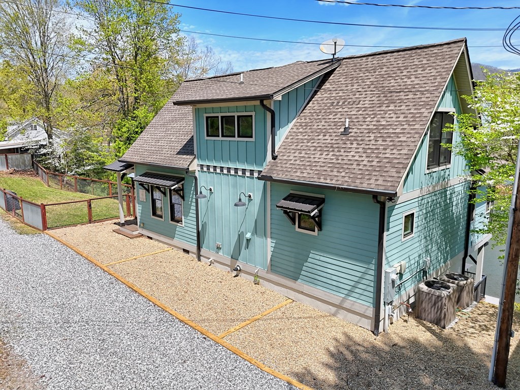 Hayesville, North Carolina, 28904, United States, 3 Bedrooms Bedrooms, ,4 BathroomsBathrooms,Residential,Active,2038145
