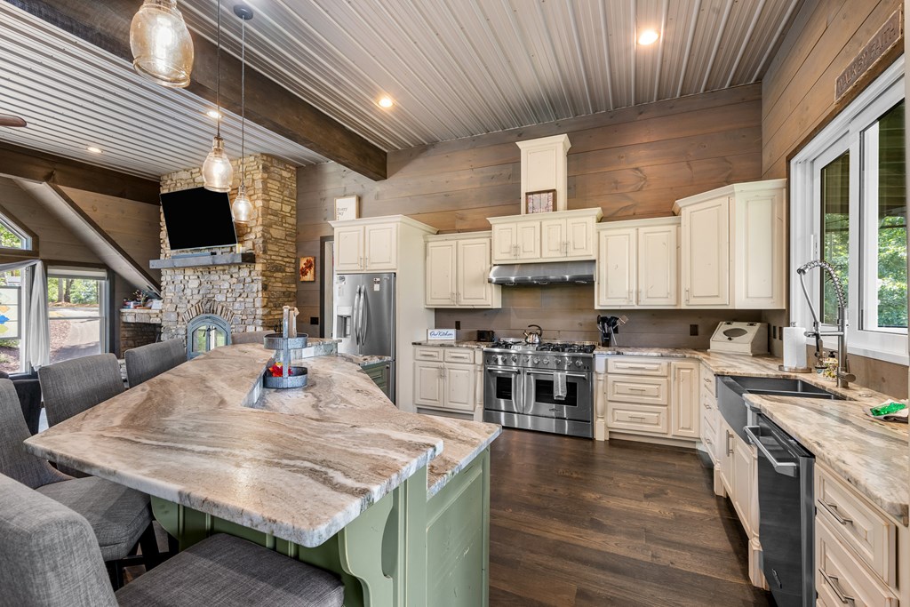 Blue Ridge, Georgia, 30513, United States, 5 Bedrooms Bedrooms, ,4 BathroomsBathrooms,Residential,Active,2031793