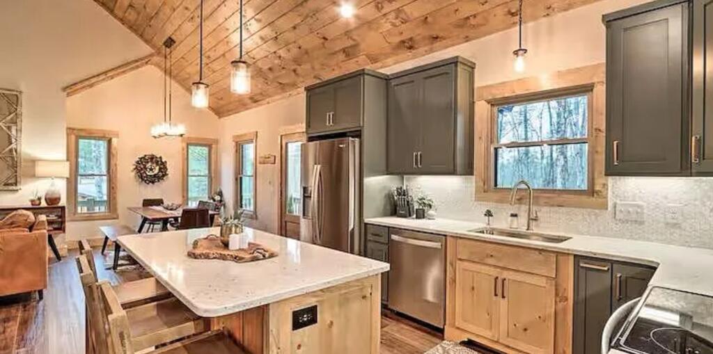 481 Hillsdale Dr, Ellijay, GA, 30540, USA, 4 Bedrooms Bedrooms, ,4 BathroomsBathrooms,Residential,Active,481 Hillsdale Dr,436401