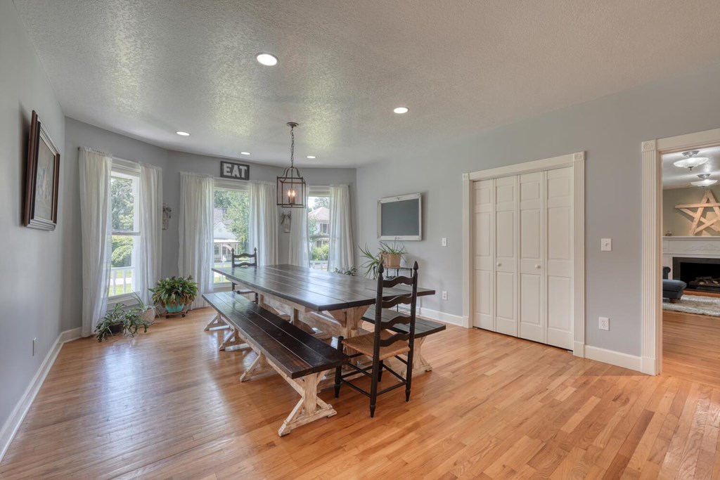 1007 Valley River Avenue