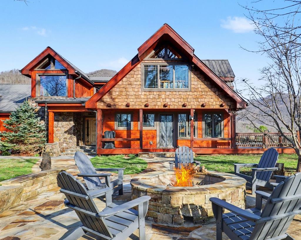 Hiawassee, Georgia, 30546, United States, 4 Bedrooms Bedrooms, ,4 BathroomsBathrooms,Residential,Active,2030577