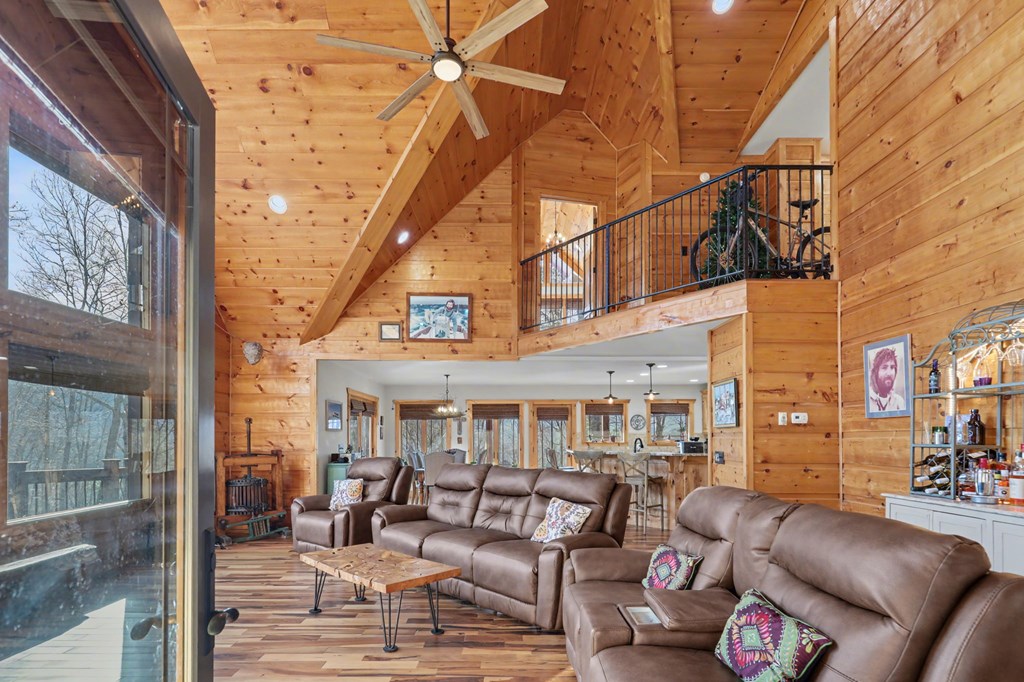 Hiawassee, Georgia, 30546, United States, 4 Bedrooms Bedrooms, ,4 BathroomsBathrooms,Residential,Active,2030577