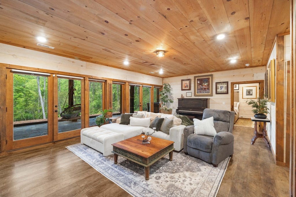 195 Moonshine Way, Blue Ridge, GA, 30513, USA, 3 Bedrooms Bedrooms, ,4 BathroomsBathrooms,Residential,Active,195 Moonshine Way,434942