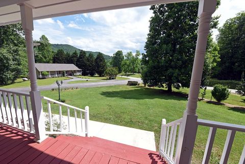 A home in Hiawassee