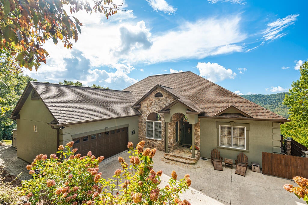 2602 The Ridges