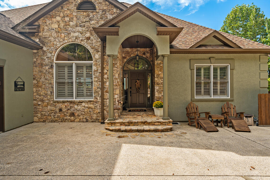 2602 The Ridges
