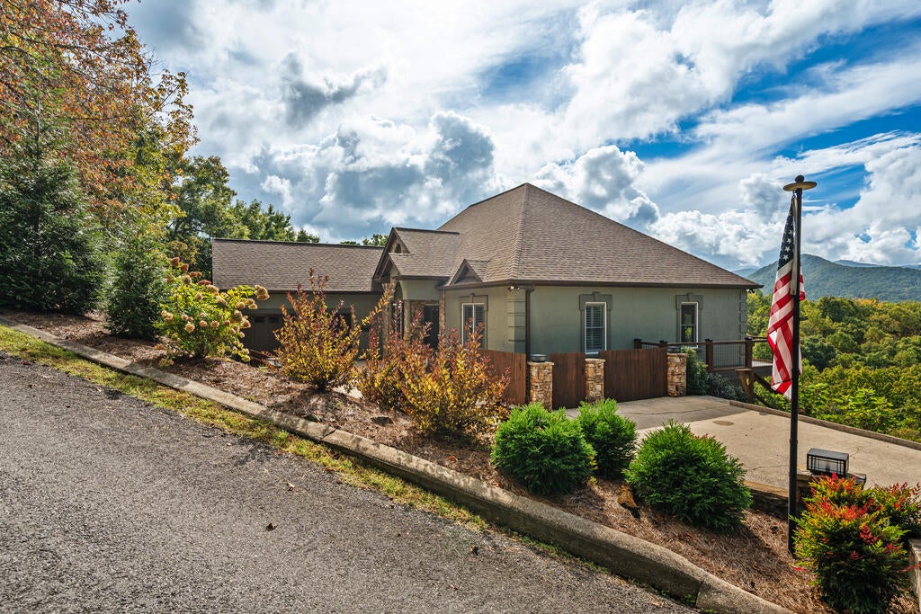 2602 The Ridges