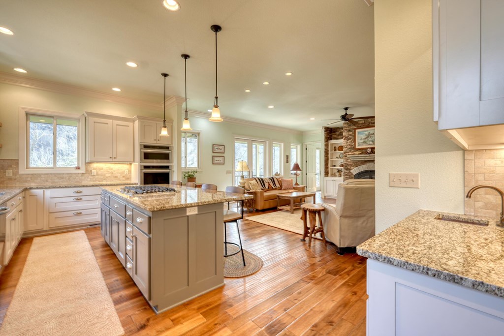 Hiawassee, Georgia, 30546, United States, 3 Bedrooms Bedrooms, ,5 BathroomsBathrooms,Residential,Active,2027313