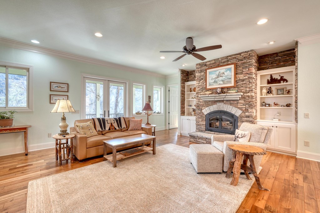 Hiawassee, Georgia, 30546, United States, 3 Bedrooms Bedrooms, ,5 BathroomsBathrooms,Residential,Active,2027313