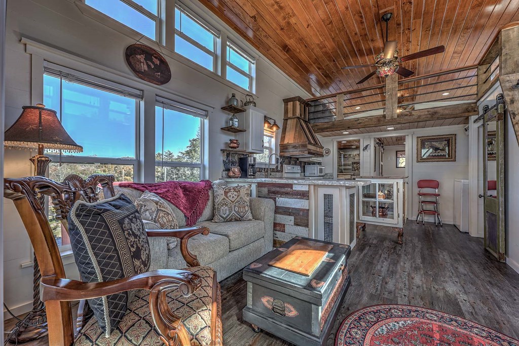 476, 478 Lapidary Lane