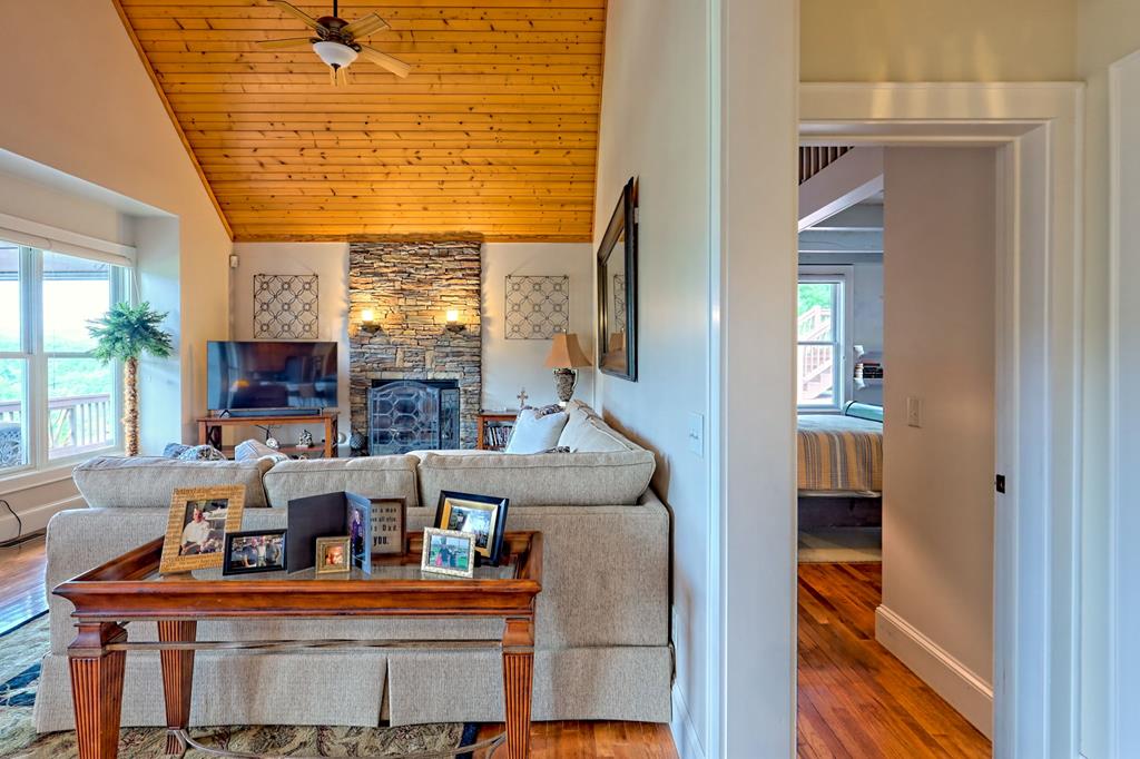 340 Autumn Trl, Franklin, NC, 28734, USA, 3 Bedrooms Bedrooms, ,4 BathroomsBathrooms,Residential,Active,340 Autumn Trl,434953