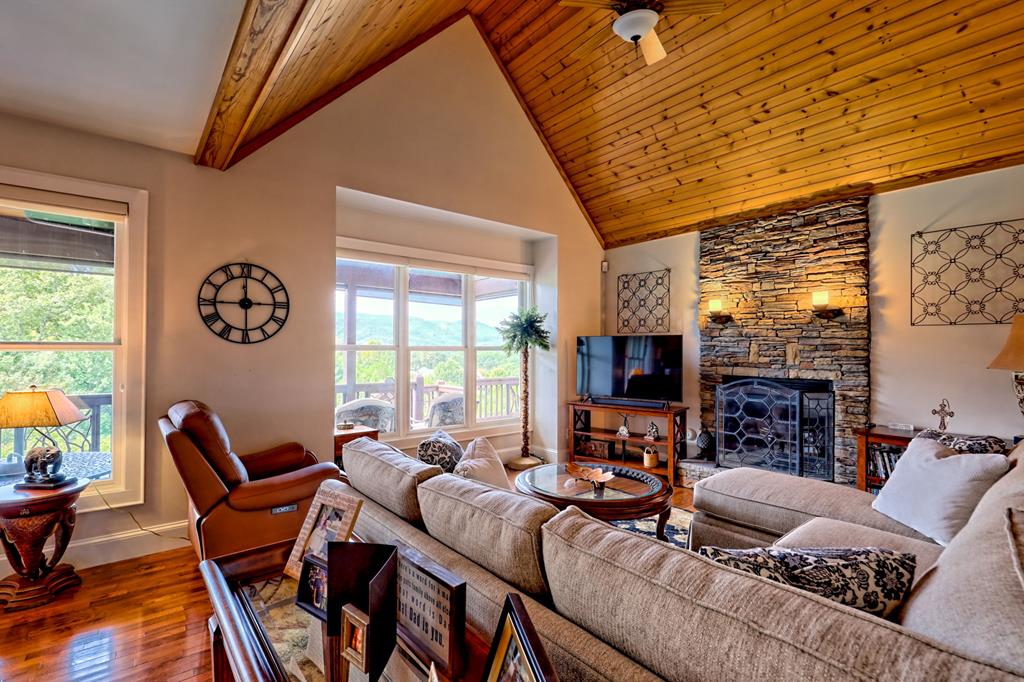 340 Autumn Trl, Franklin, NC, 28734, USA, 3 Bedrooms Bedrooms, ,4 BathroomsBathrooms,Residential,Active,340 Autumn Trl,434953